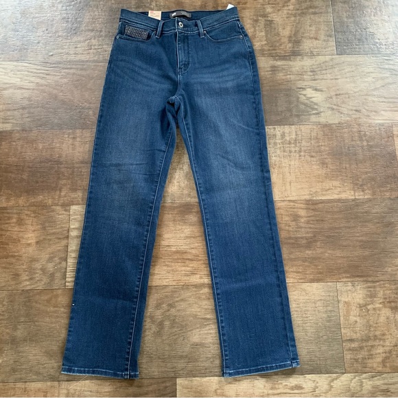 New Levi’s straight slimming jeans - Picture 2 of 9